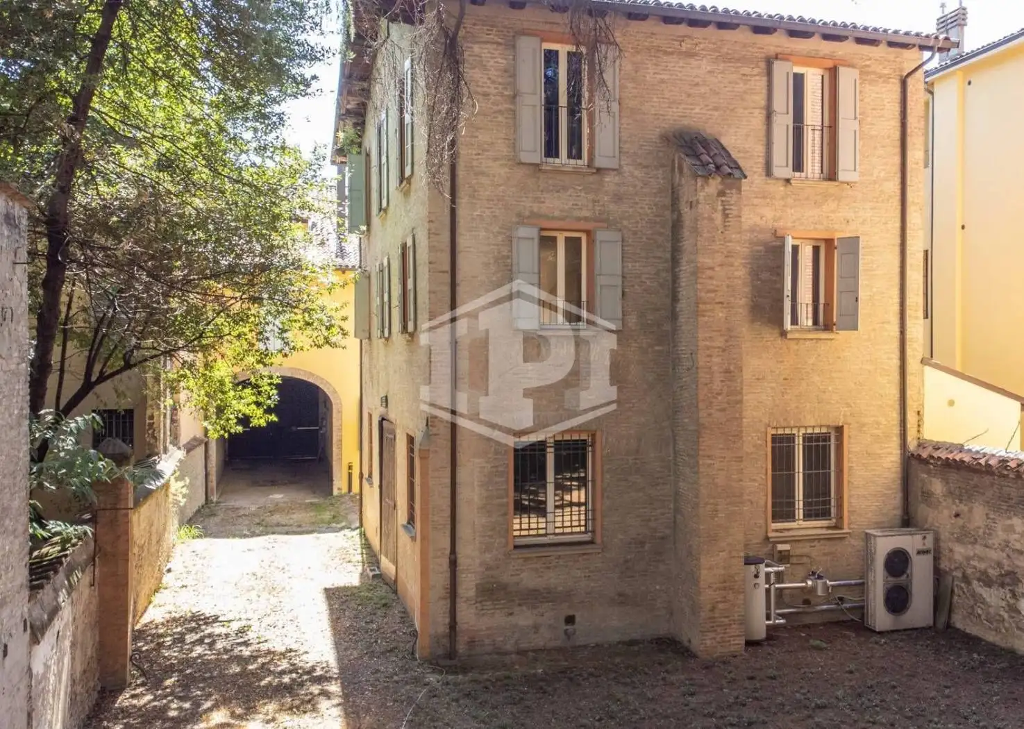 Palazzo - Edificio in vendita a Bologna