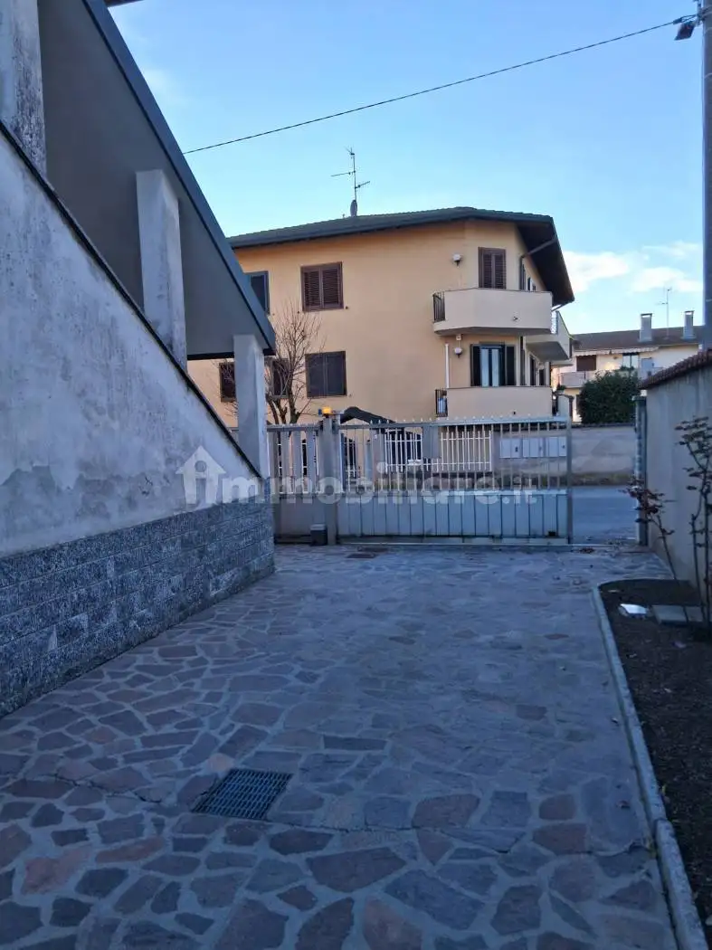 Villa plurifamiliare via Alessandro Volta 6, Centro, Arconate - foto 2