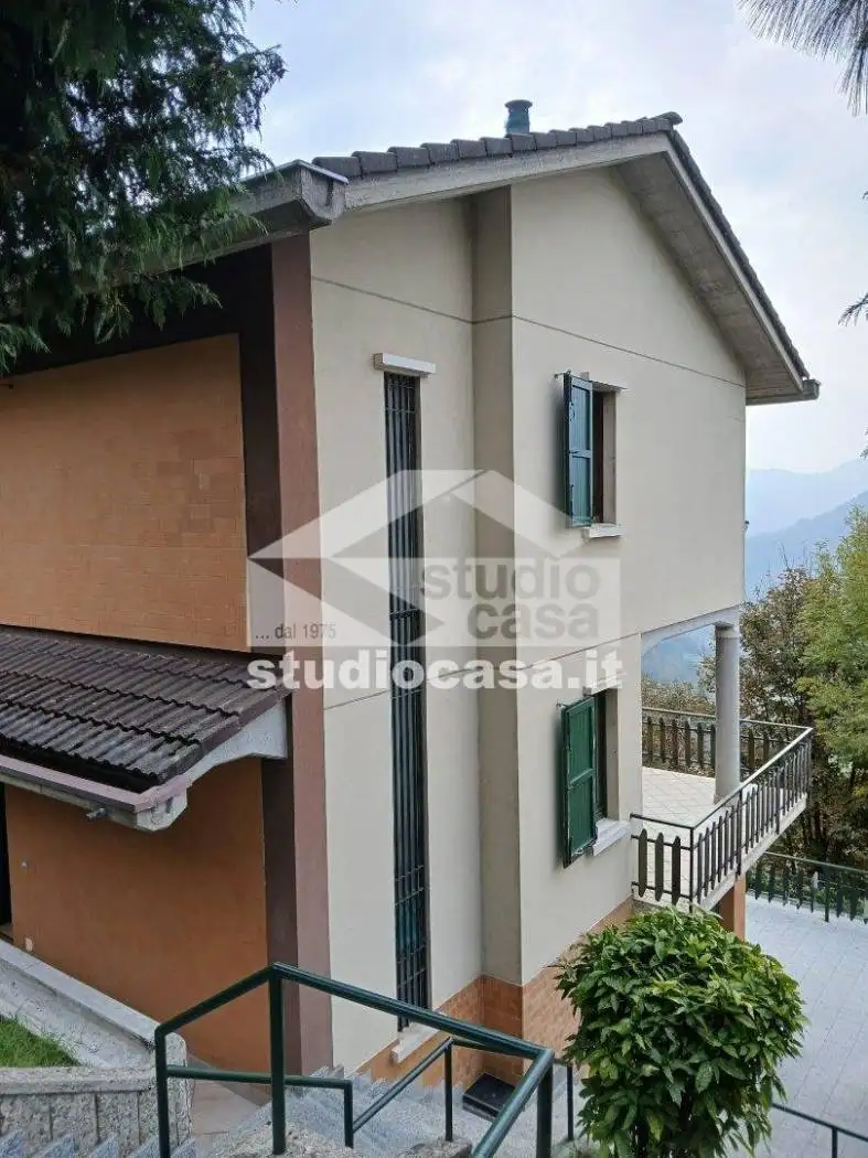 Villa in vendita a Costa Serina