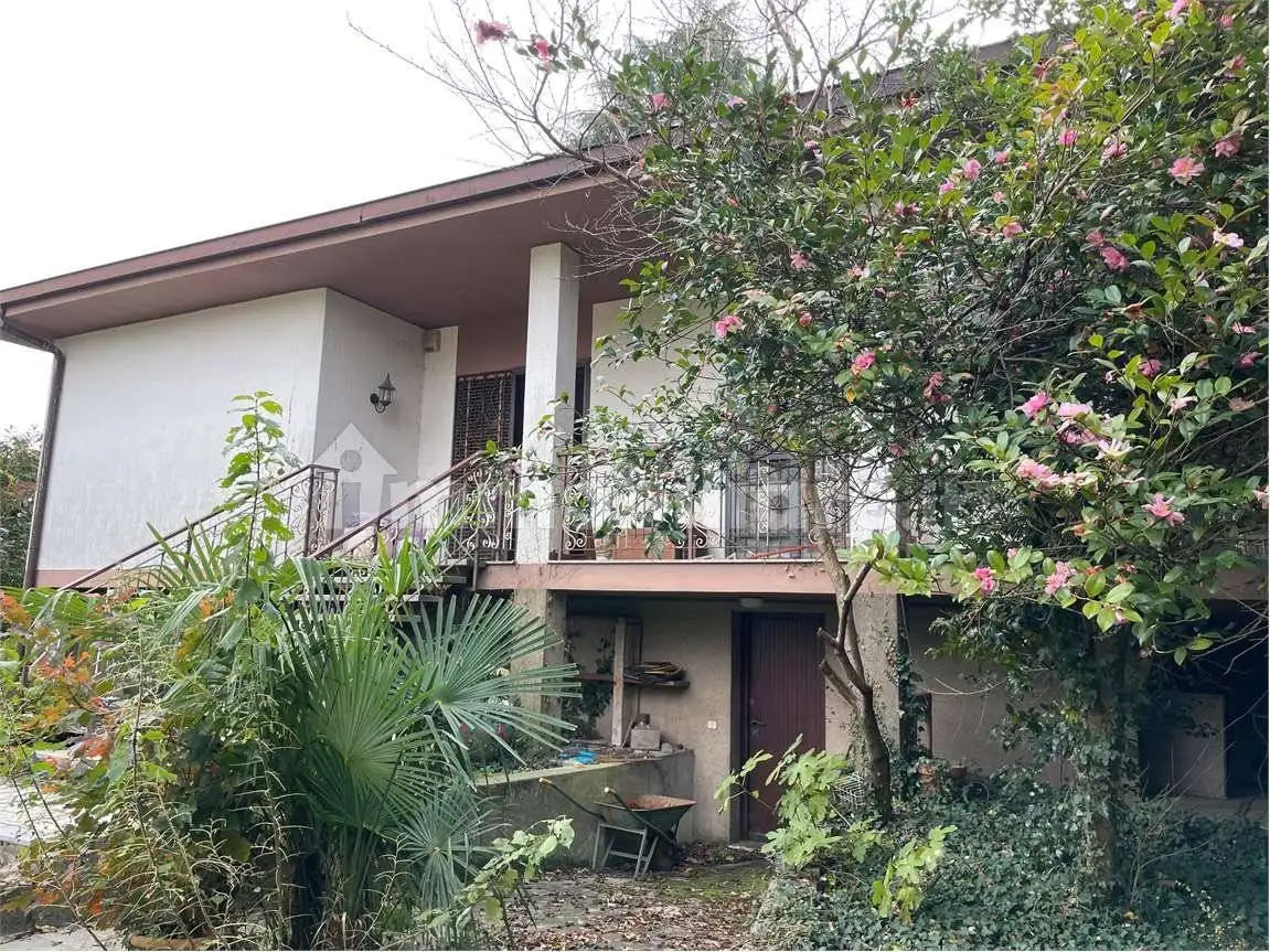 Villa in vendita a Agrate Conturbia
