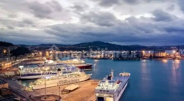 Trilocale primo piano, Centro Storico, Ancona - foto 3