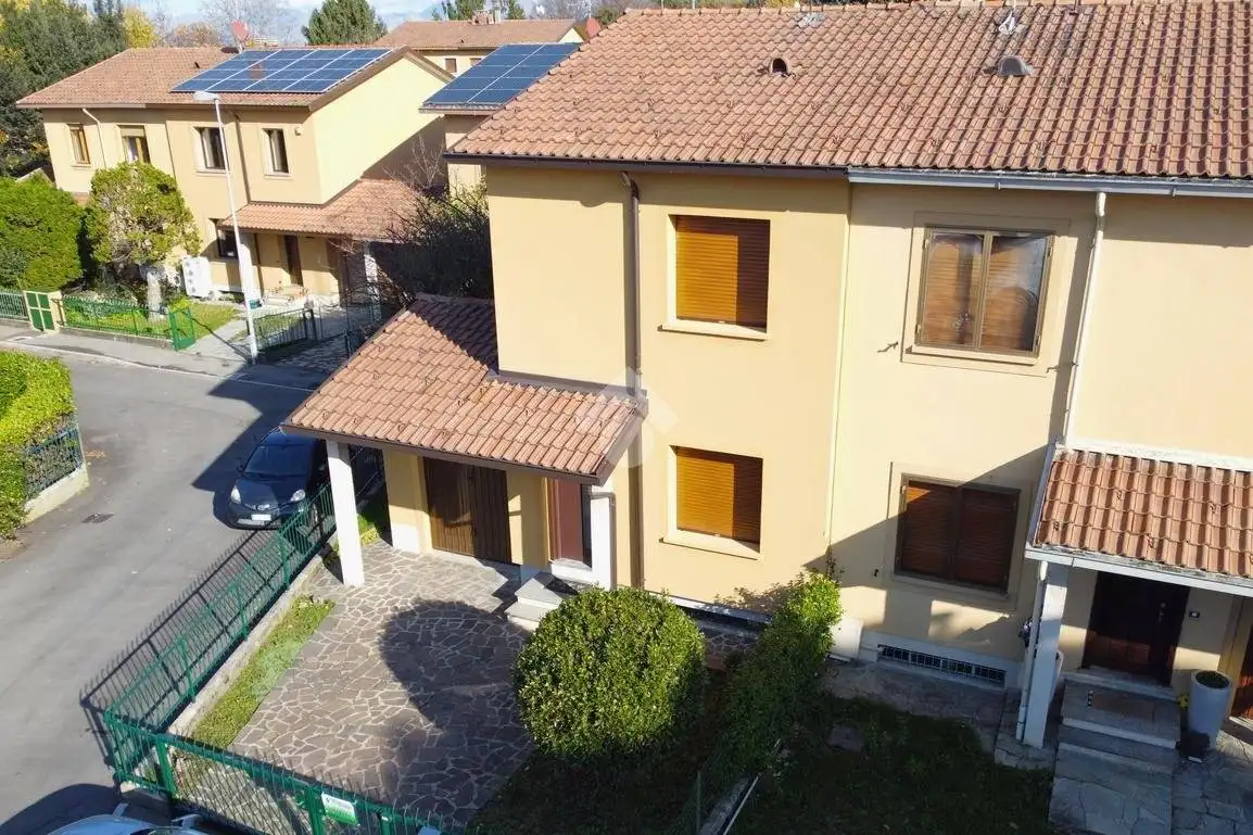 Villa in vendita a Barzanò