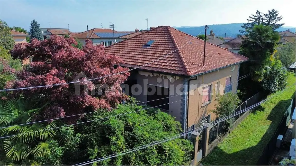 Casa indipendente in vendita a Angera