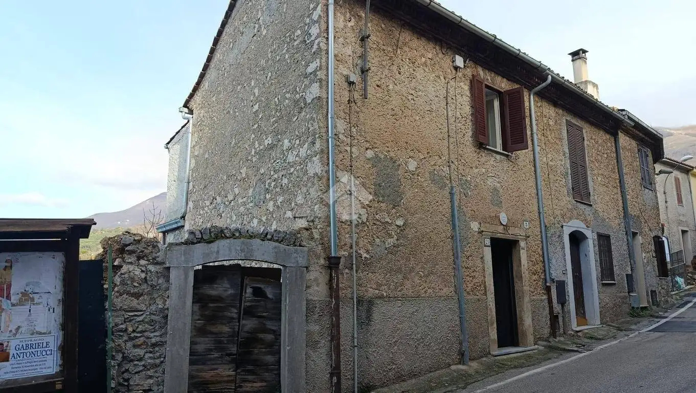 Casa indipendente in vendita a Vico nel Lazio