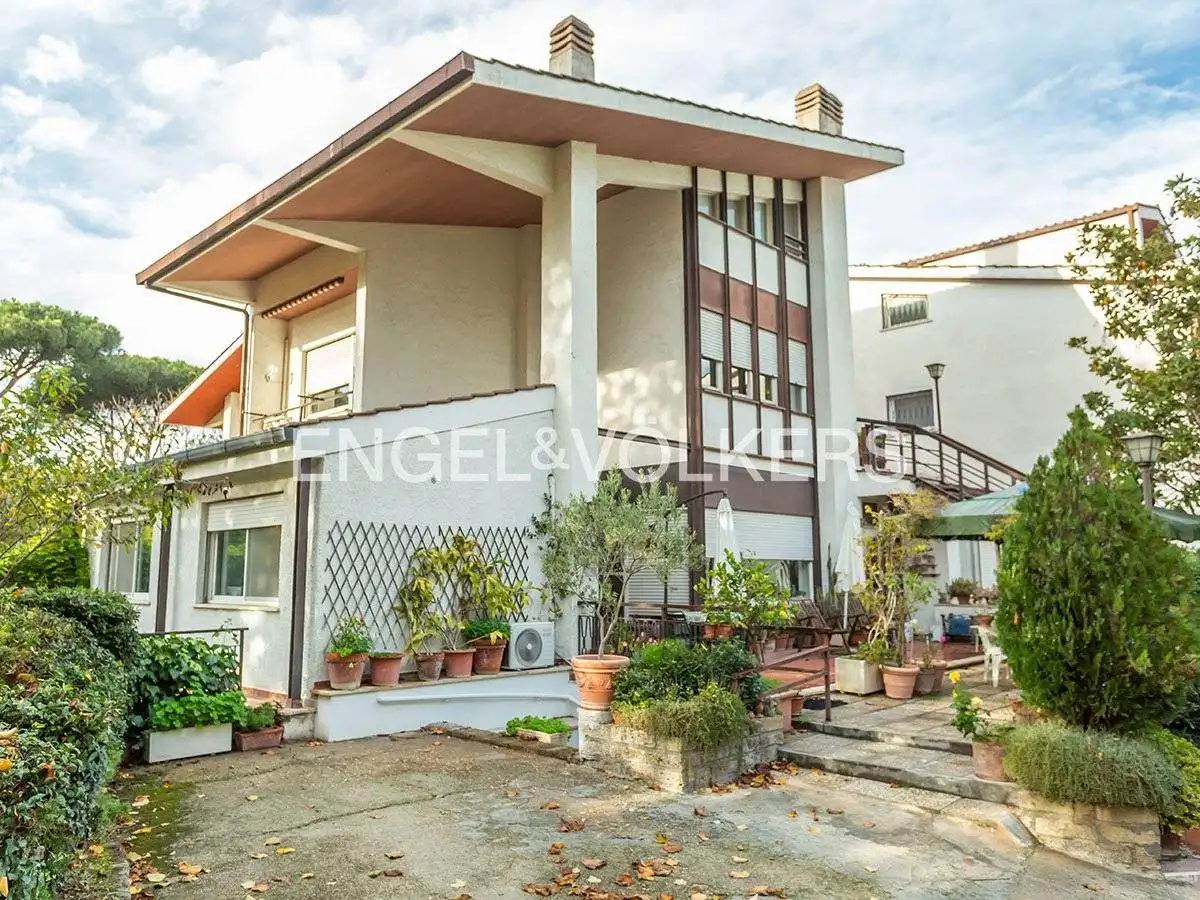 Villa plurifamiliare in vendita a Roma