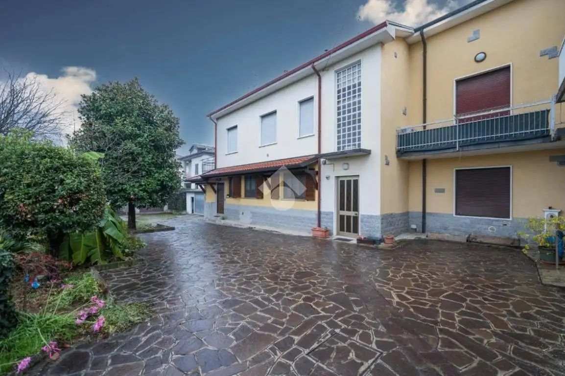 Casa indipendente in vendita a Verano Brianza