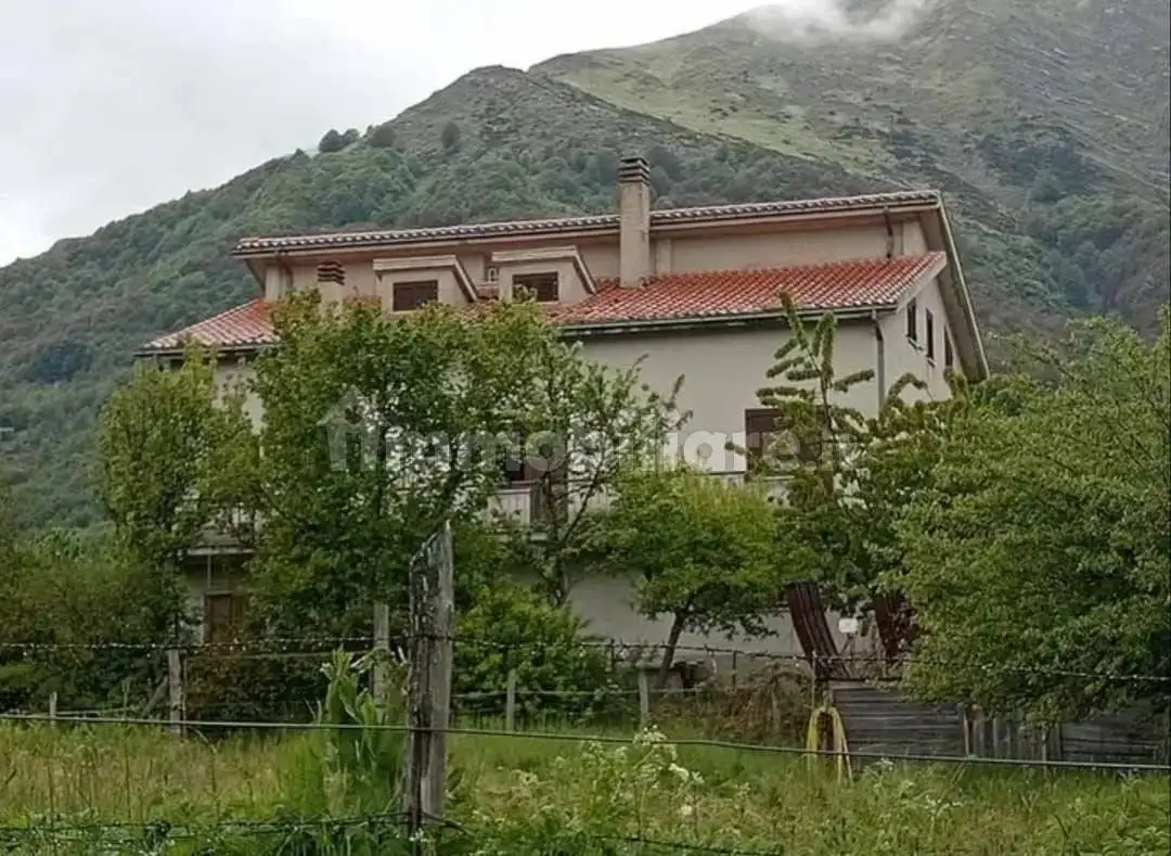 Villa bifamiliare Strada Provinciale del Lago di Campotosto, Campotosto