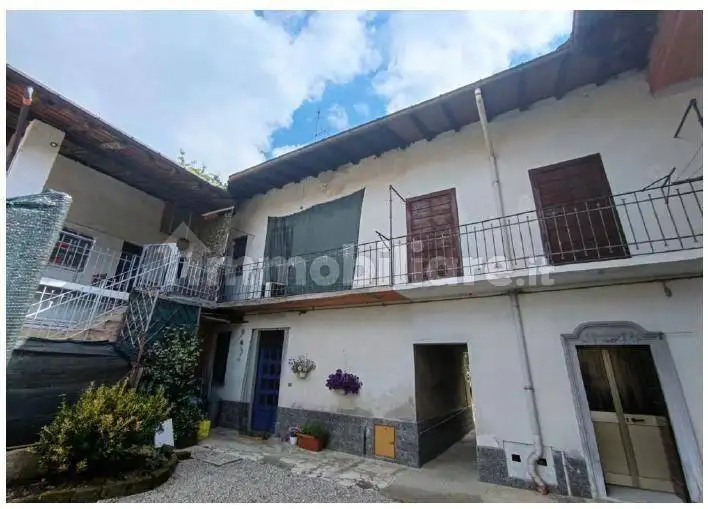 Casa indipendente in asta a Cairate