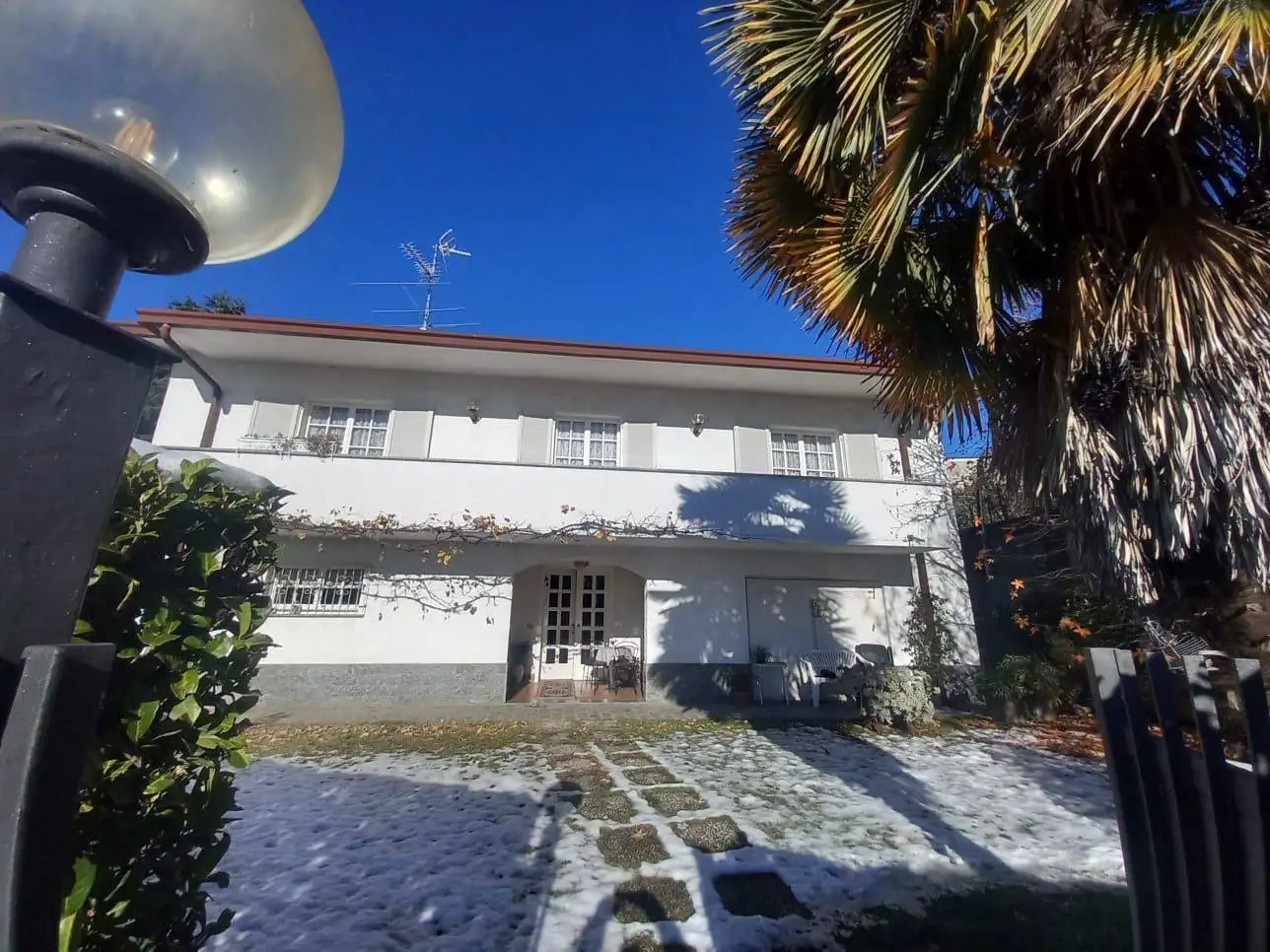 Villa in vendita a Barzanò