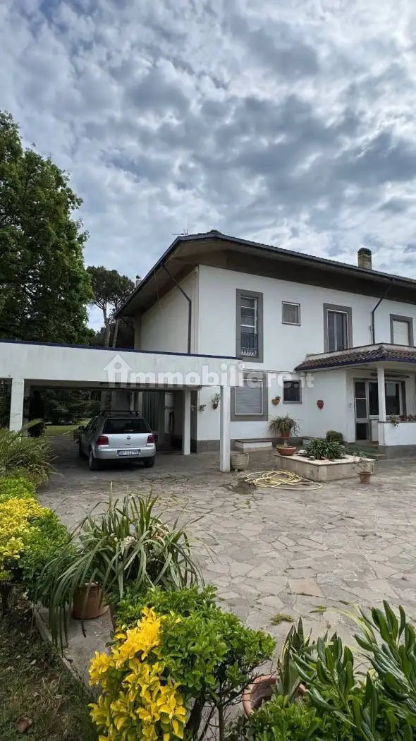 Villa bifamiliare in vendita a Roma