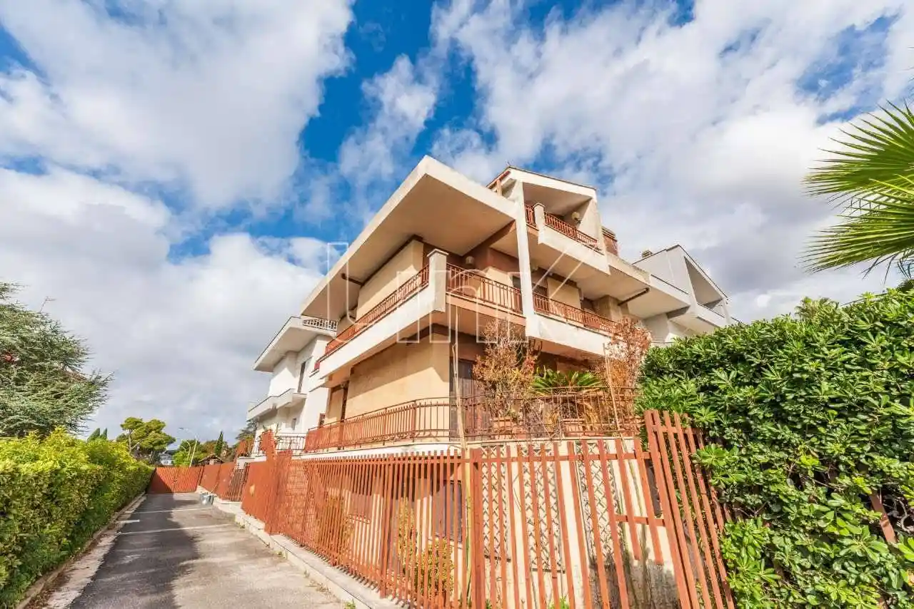 Villa plurifamiliare via Aristofane, Axa, Roma - foto 2