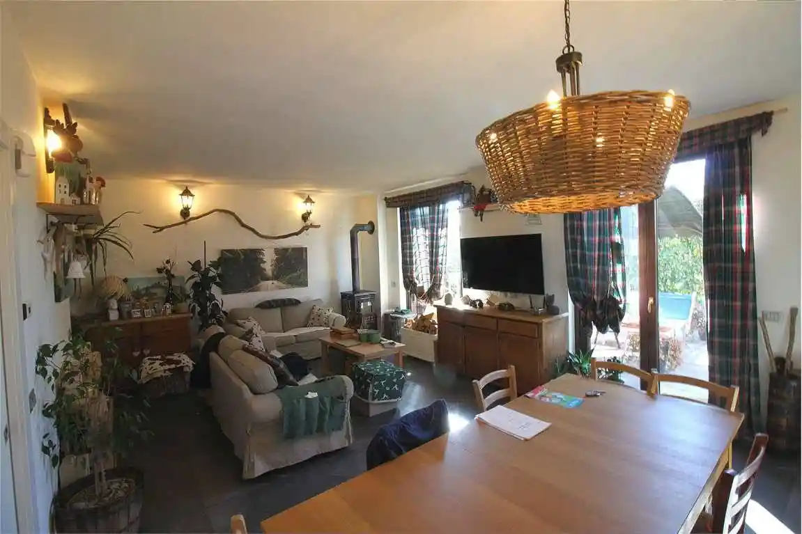 Villa in vendita a Montano Lucino