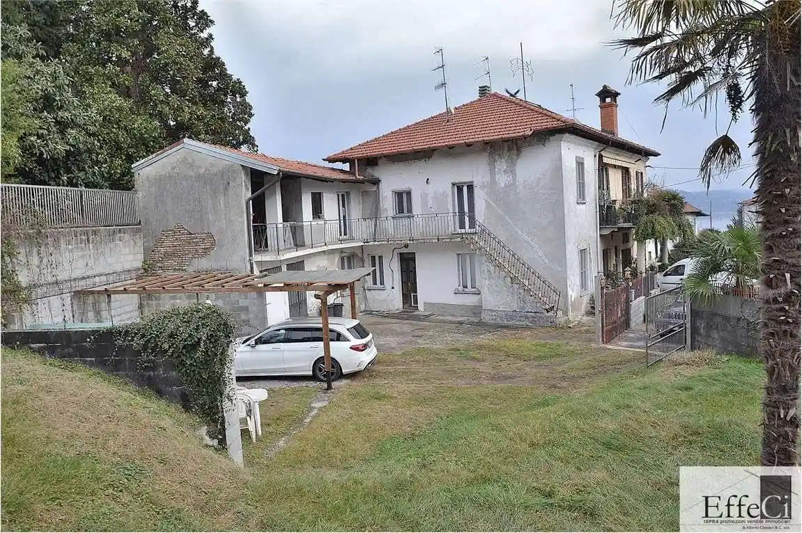 Casa indipendente in vendita a Biandronno