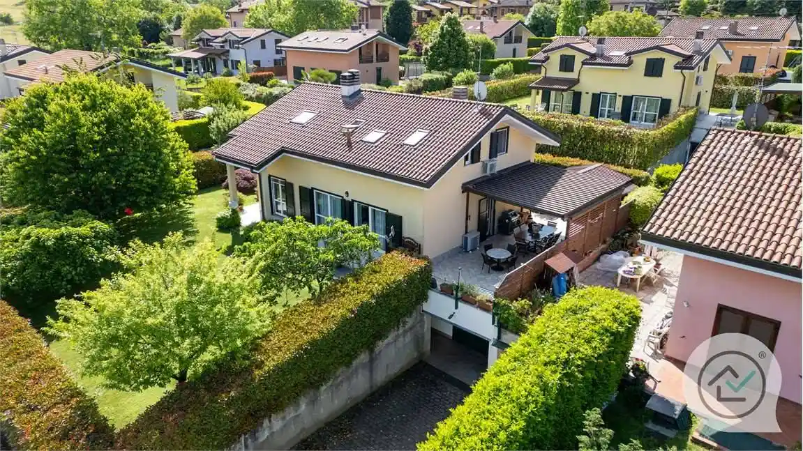 Villa in vendita a Azzate