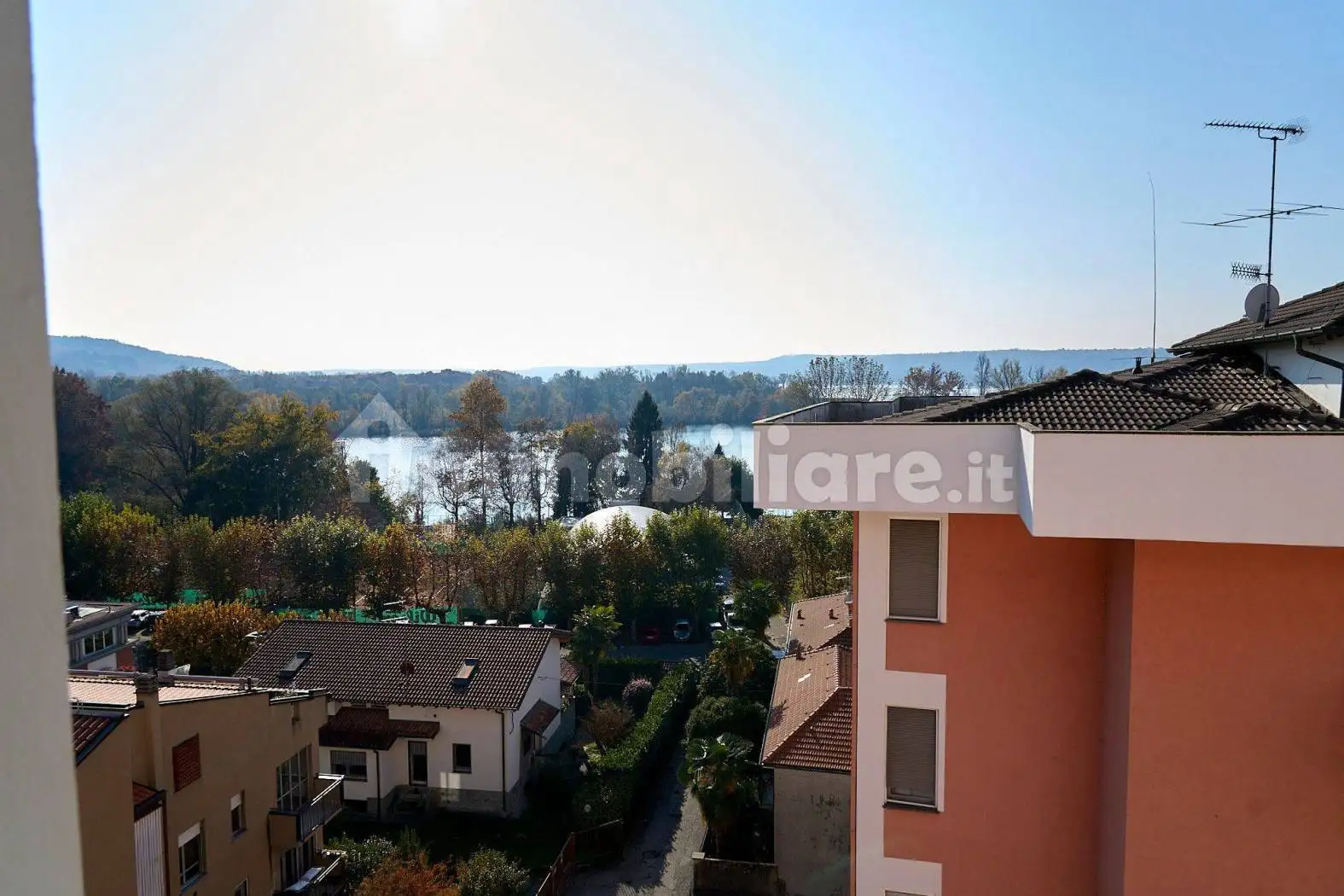 Appartamento in affitto a Angera