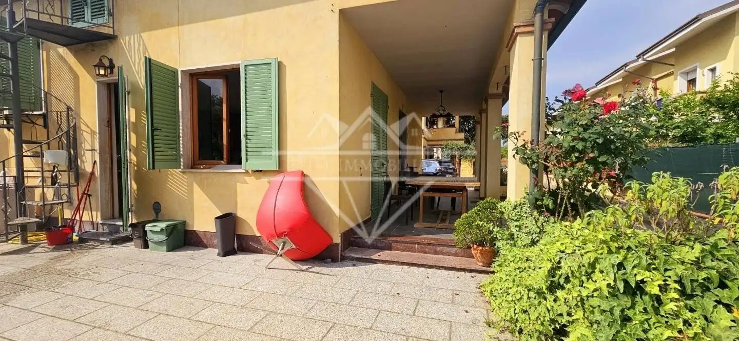 Casa indipendente in affitto a Massa