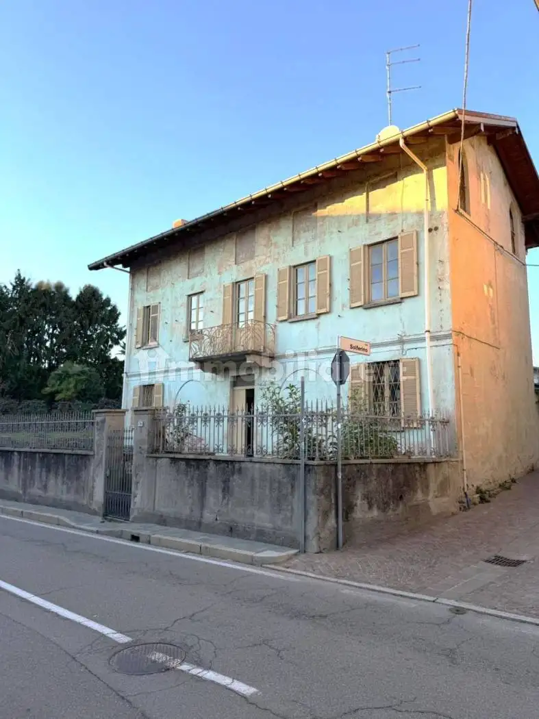 Villa in vendita a Angera
