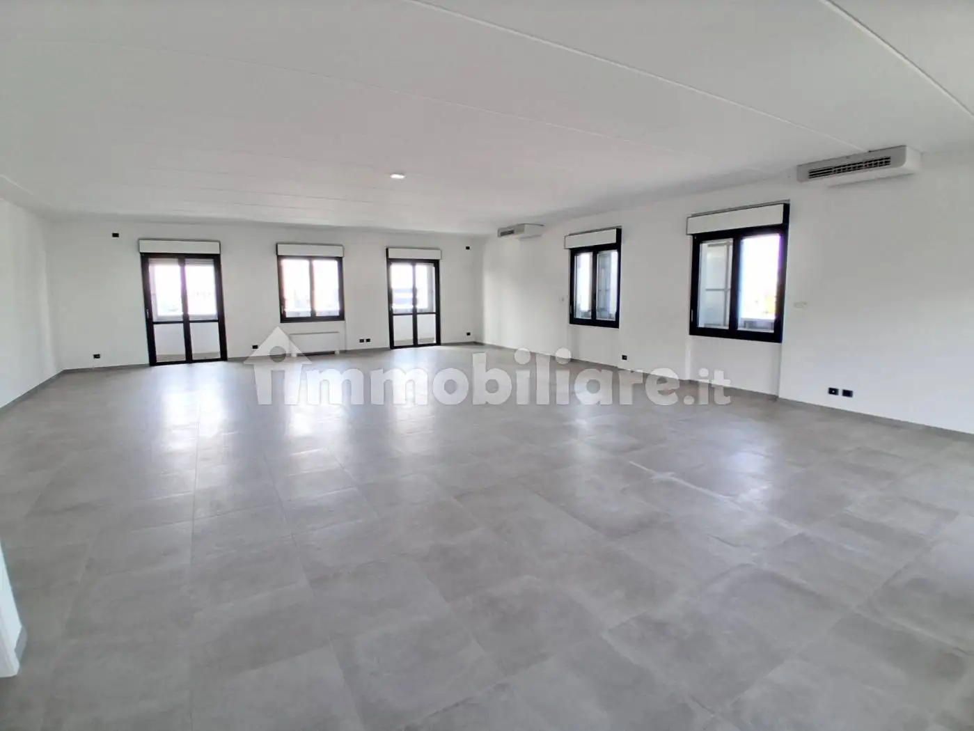 Palazzo - Edificio in Affitto - foto 3