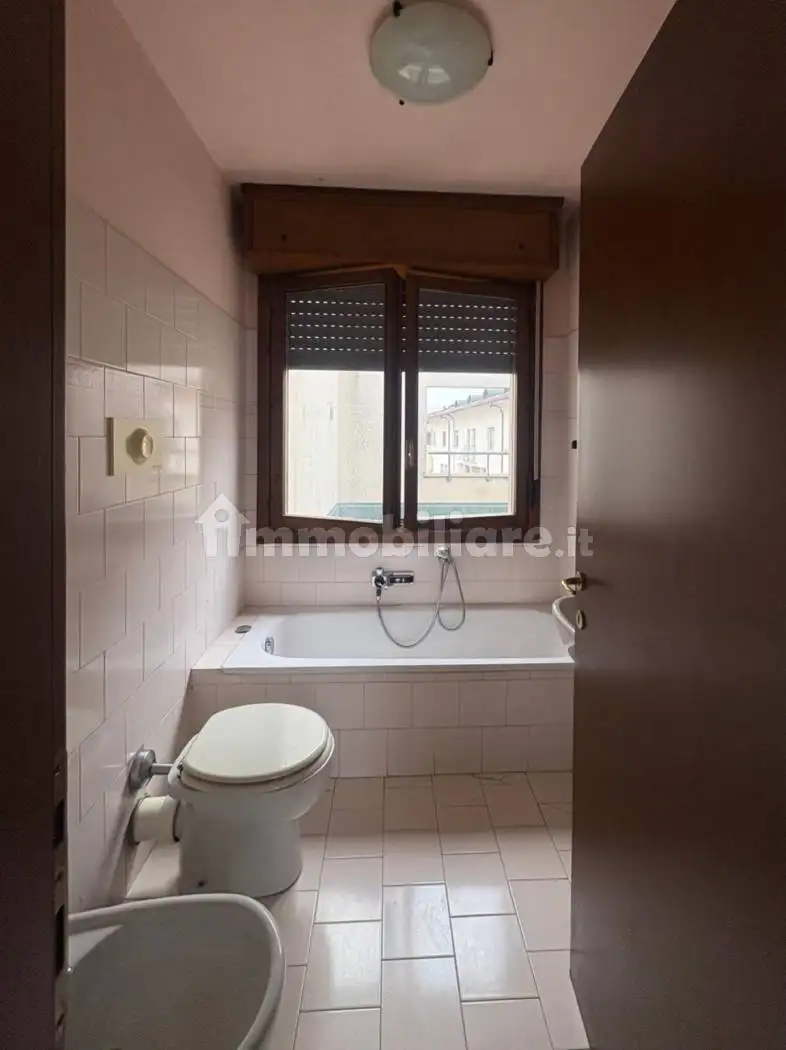 Trilocale via Raffaello Sanzio 2, Centro, Azzate - foto 3