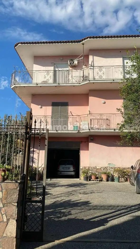 Palazzo - Edificio in vendita a Quarto