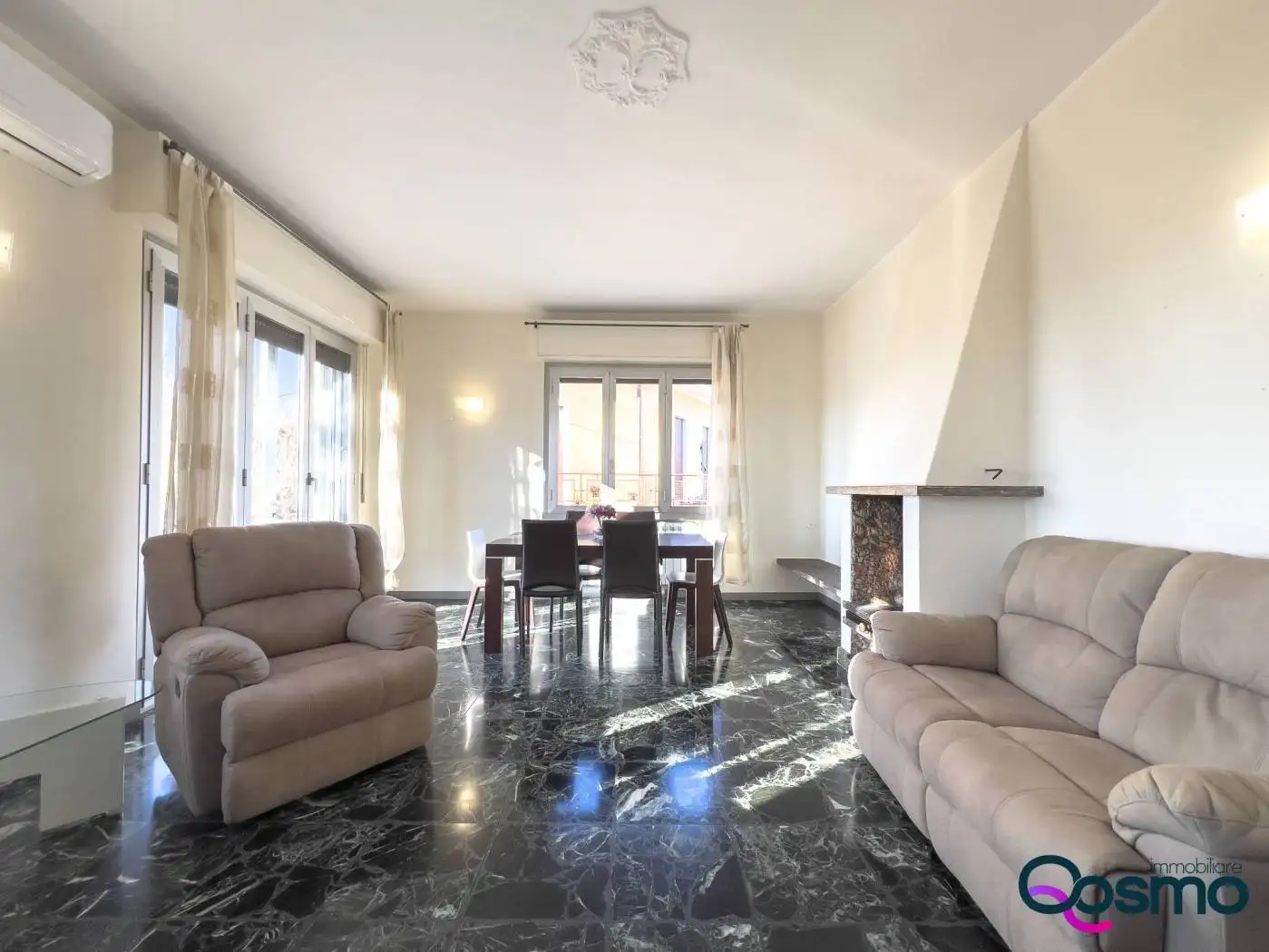 Casa indipendente in vendita a Angera