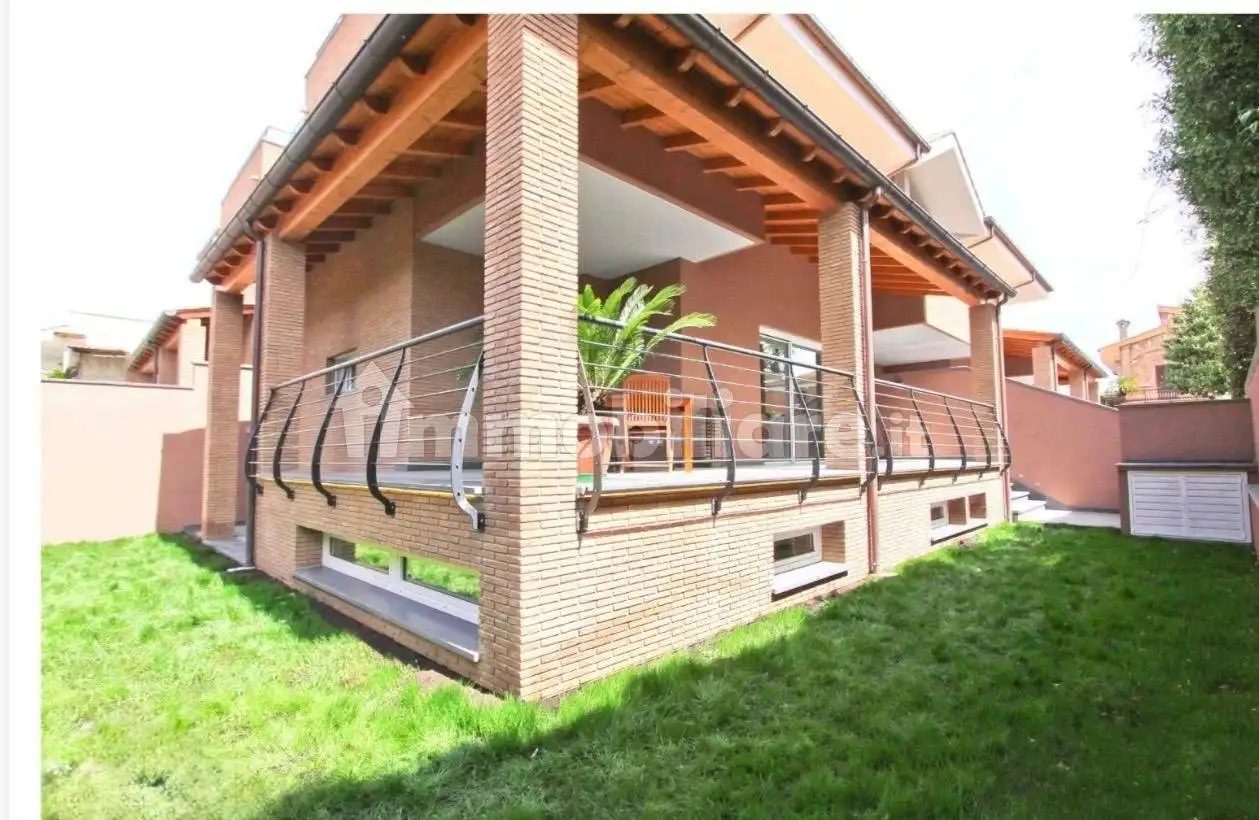 Villa plurifamiliare in vendita a Roma