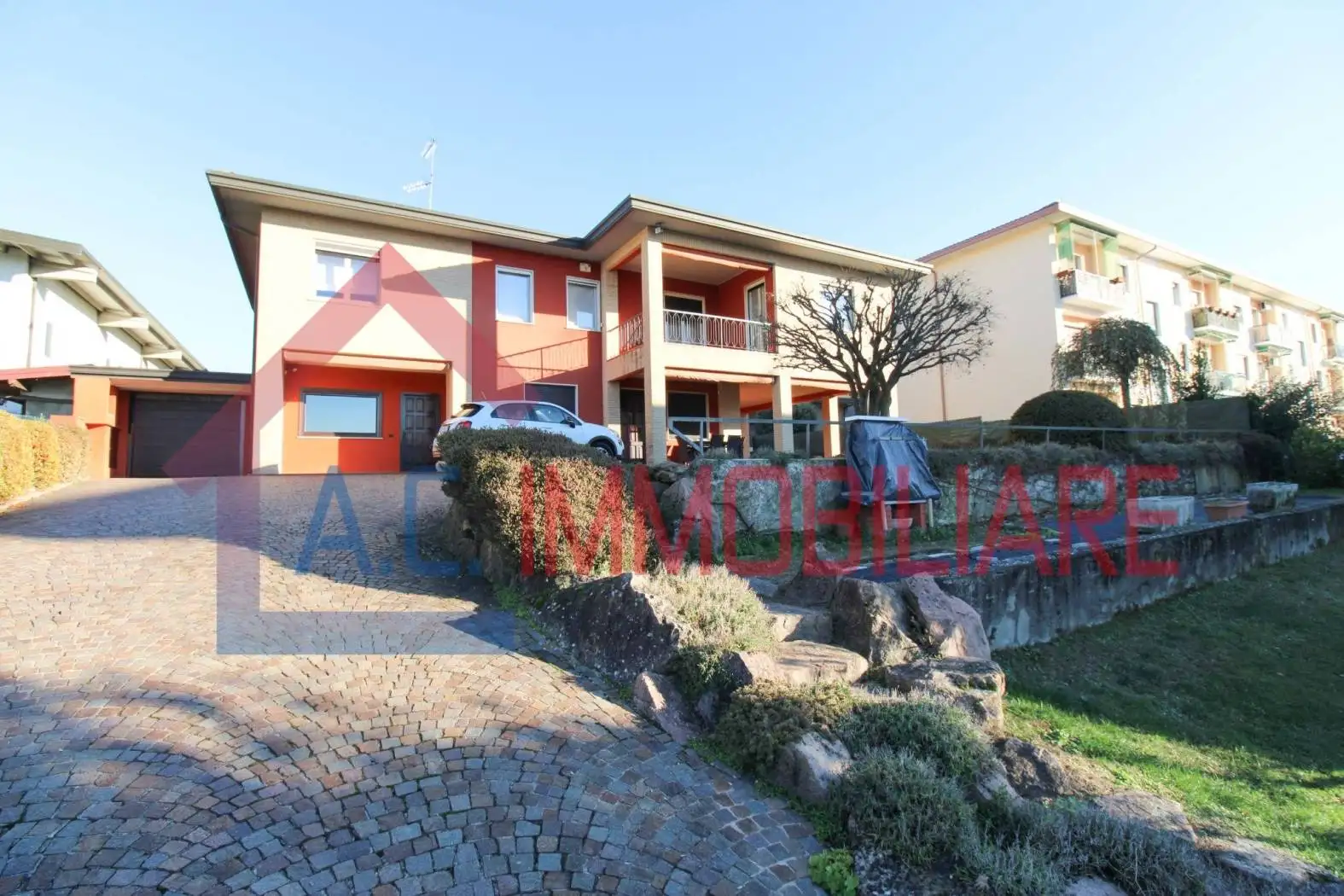 Villa in vendita a Sesto Calende