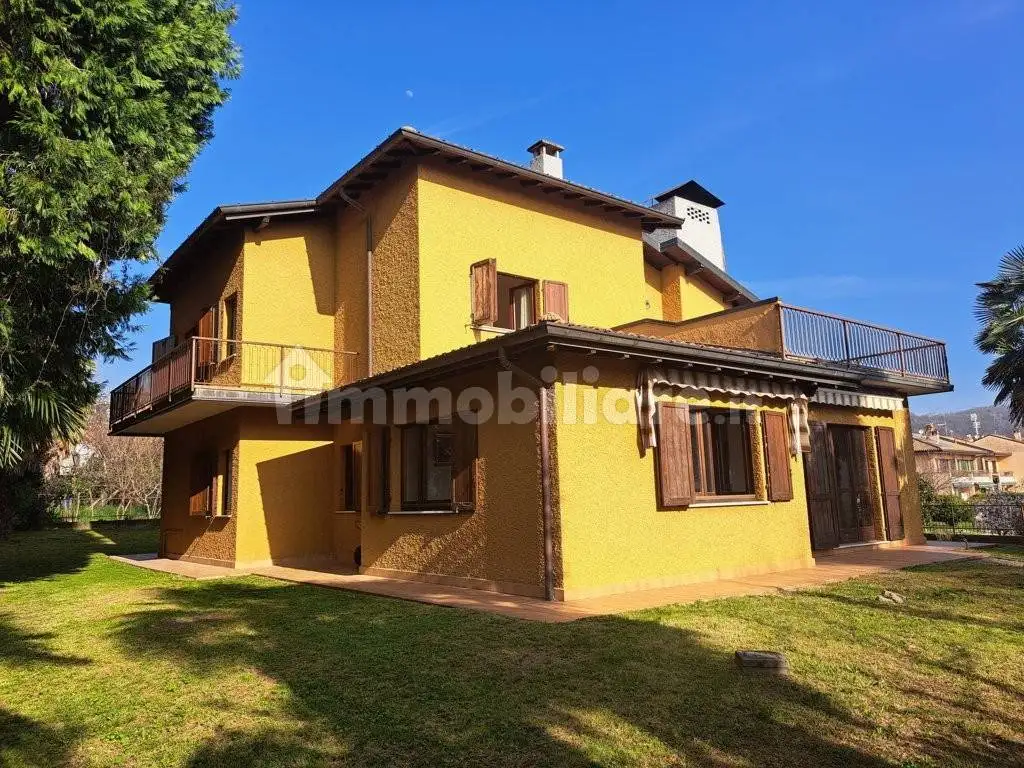 Villa in vendita a Brezzo di Bedero