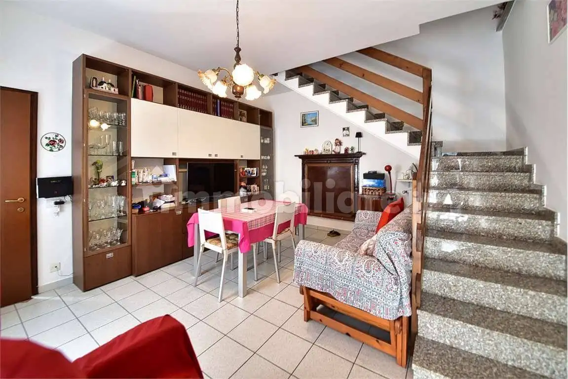 Casa indipendente in vendita a Oltrona di San Mamette