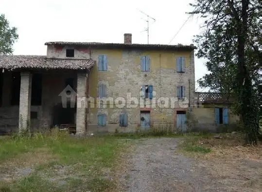 Palazzo - Edificio in vendita a Fontevivo