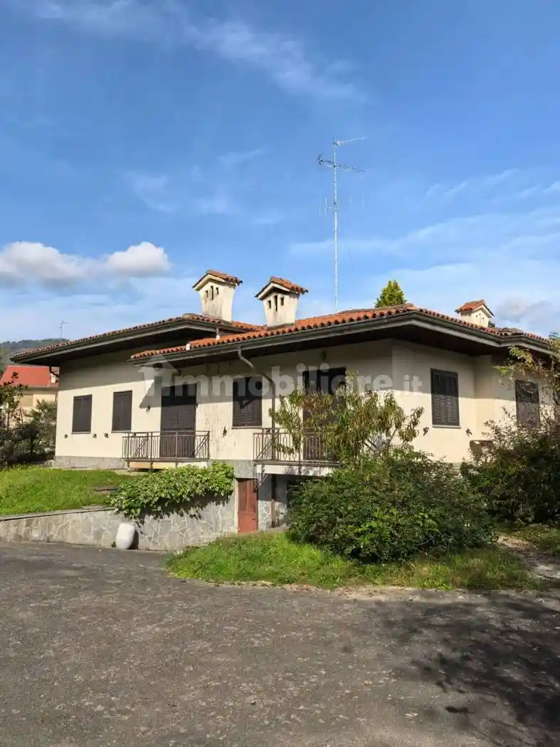 Villa in vendita a Serravalle Sesia