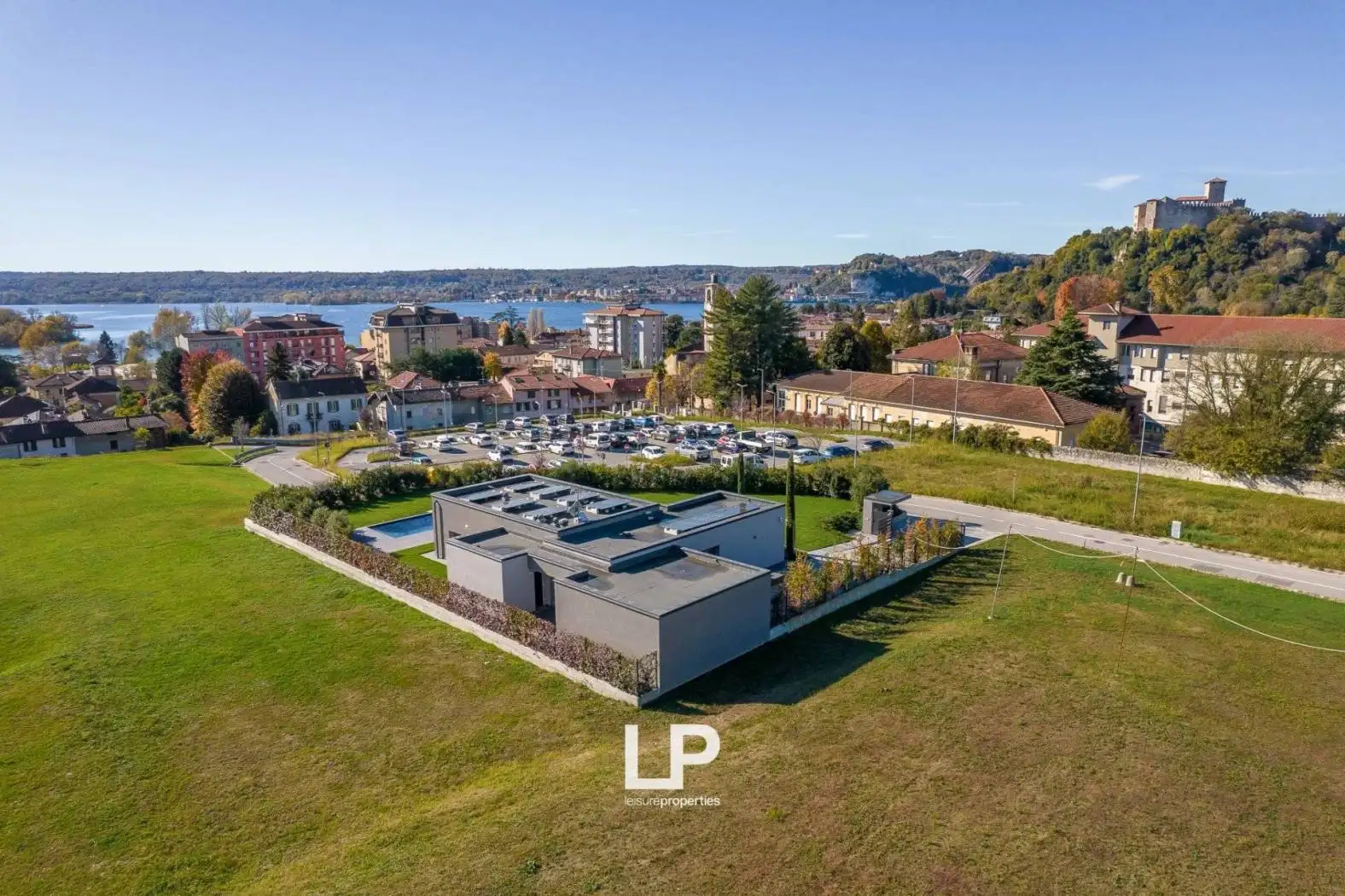 Villa in vendita a Angera