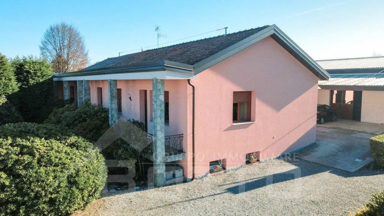 Villa in vendita a Varallo Pombia