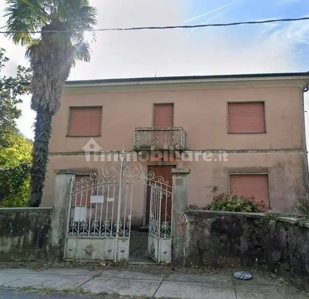 Casa indipendente in asta a Sangiano