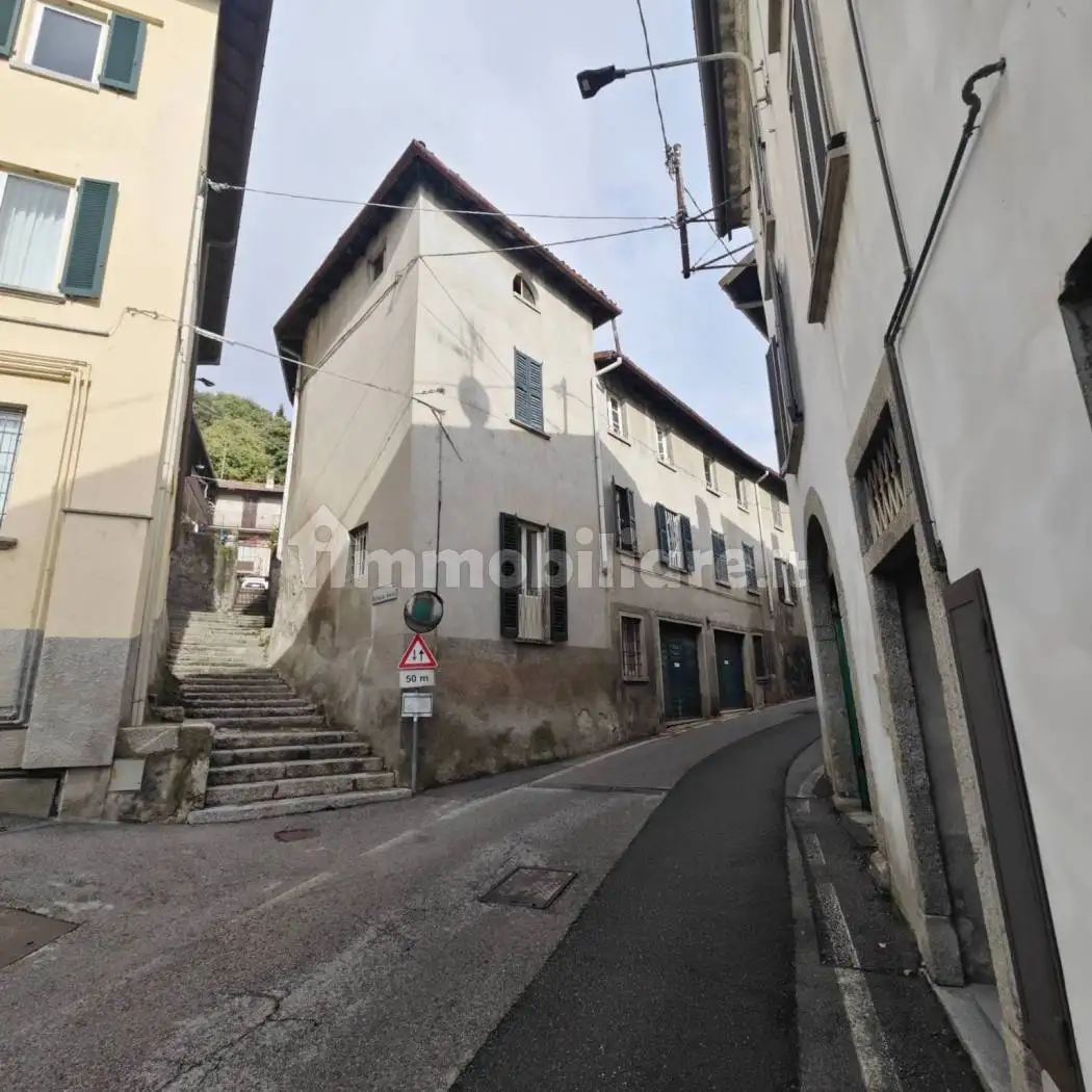 Palazzo - Edificio in vendita a Canzo