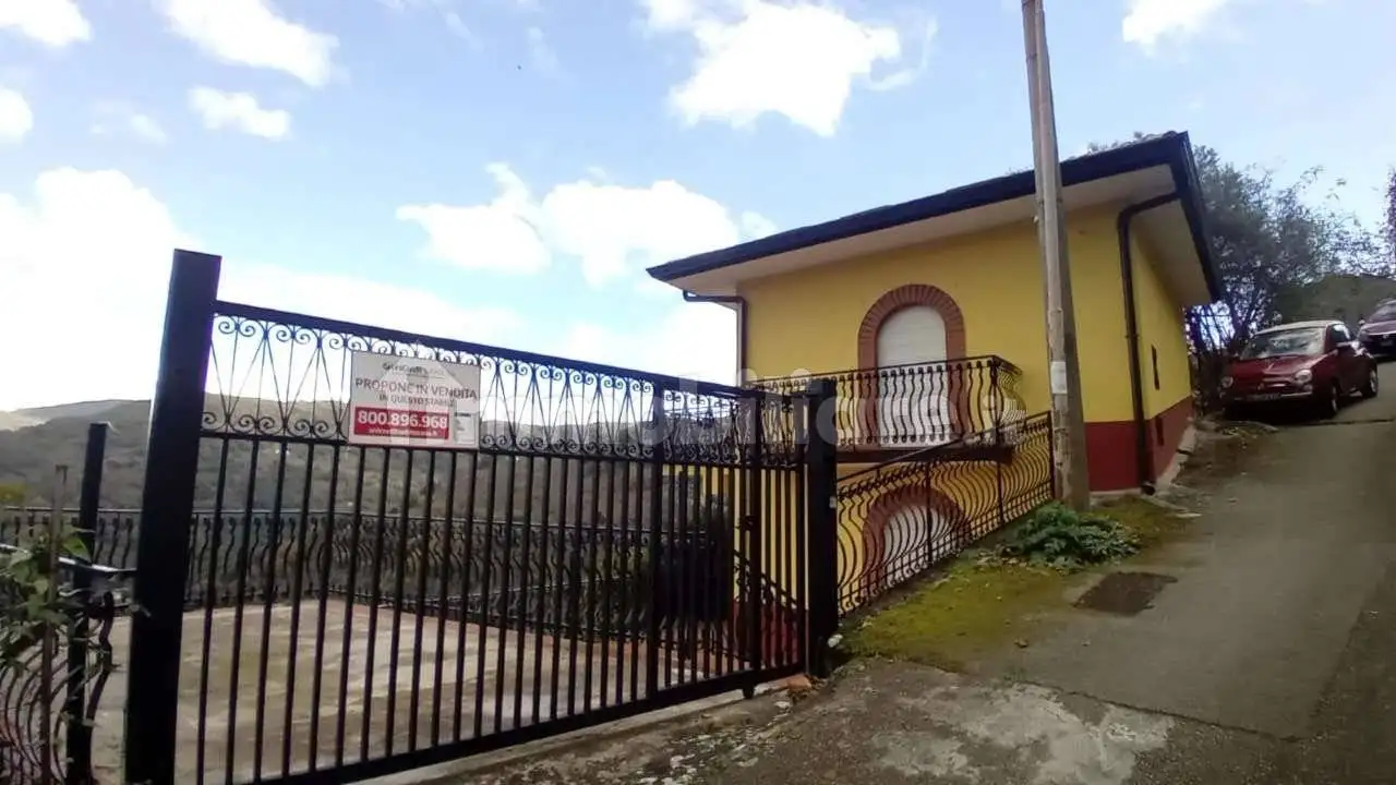 Villa in vendita a Ucria