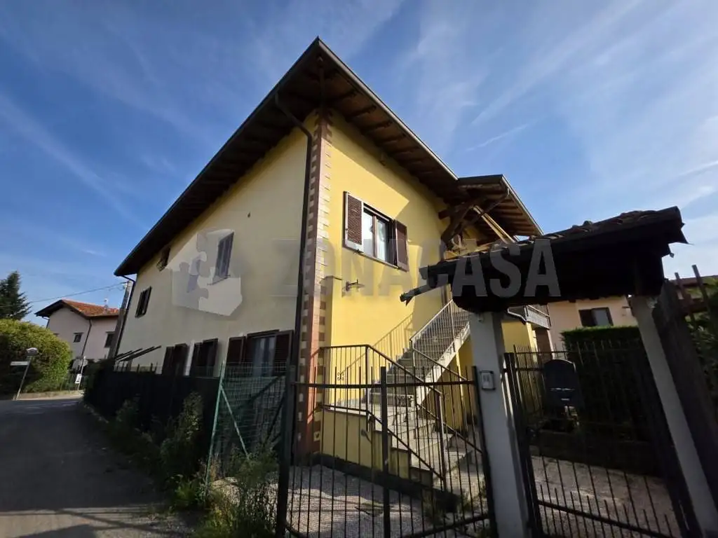 Appartamento in vendita a Angera