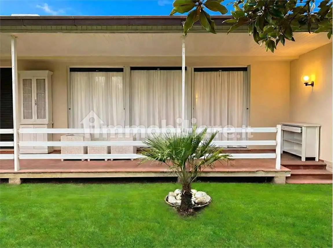 Villa unifamiliare via Fratelli Cervi, 18, Centro, Forte dei Marmi - foto 2