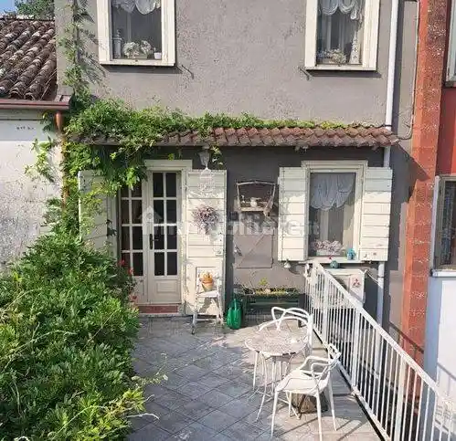Villa a schiera 4 locali, buono stato, Centro, Bagnolo San Vito - foto 2