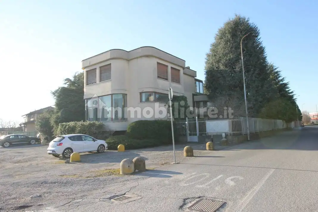 Palazzo - Edificio in vendita a Carate Brianza