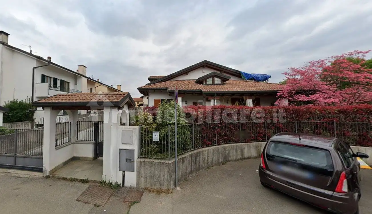 Villa in asta a Usmate Velate