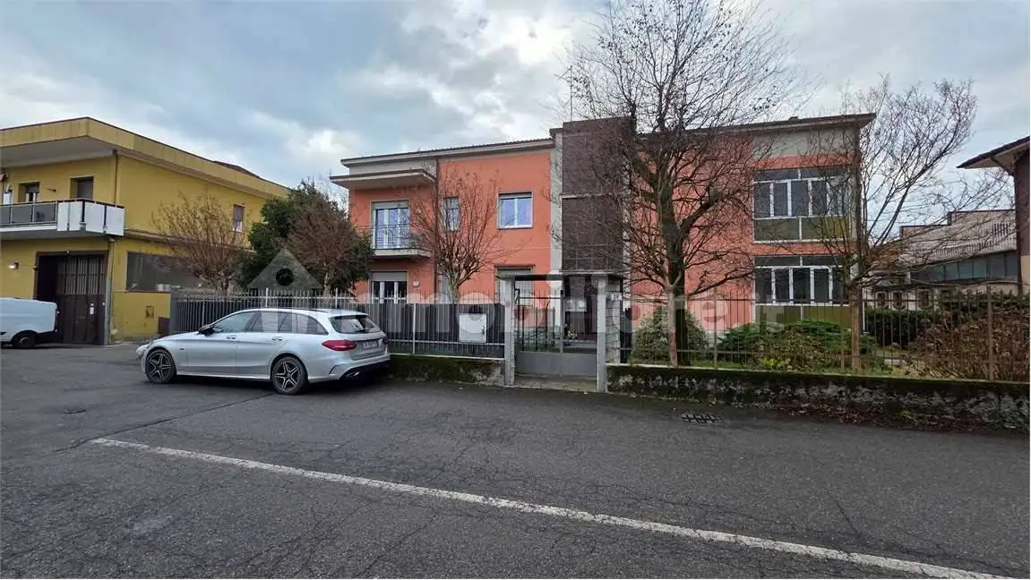 Appartamento in vendita a Carugo