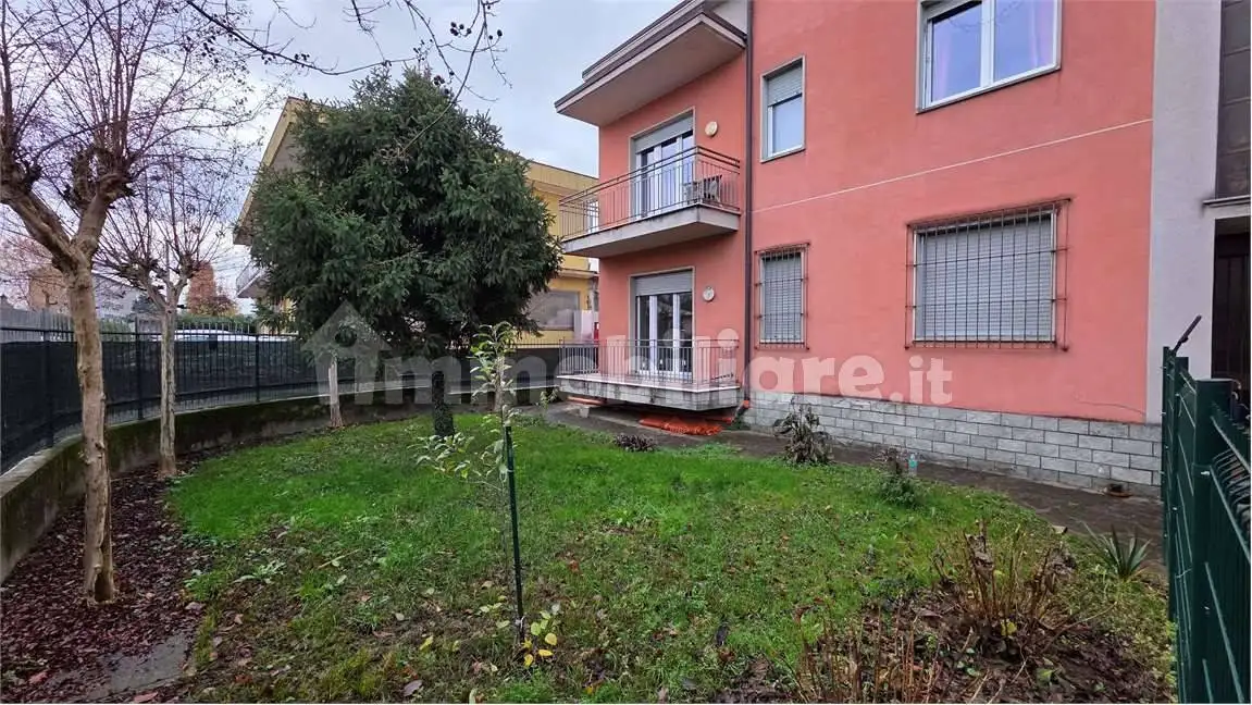 Appartamento in vendita a Carugo