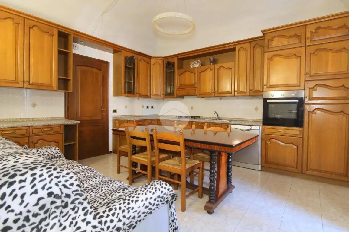 Quadrilocale piazza Cottolengo 61, Centro, Corneliano d'Alba - foto 2