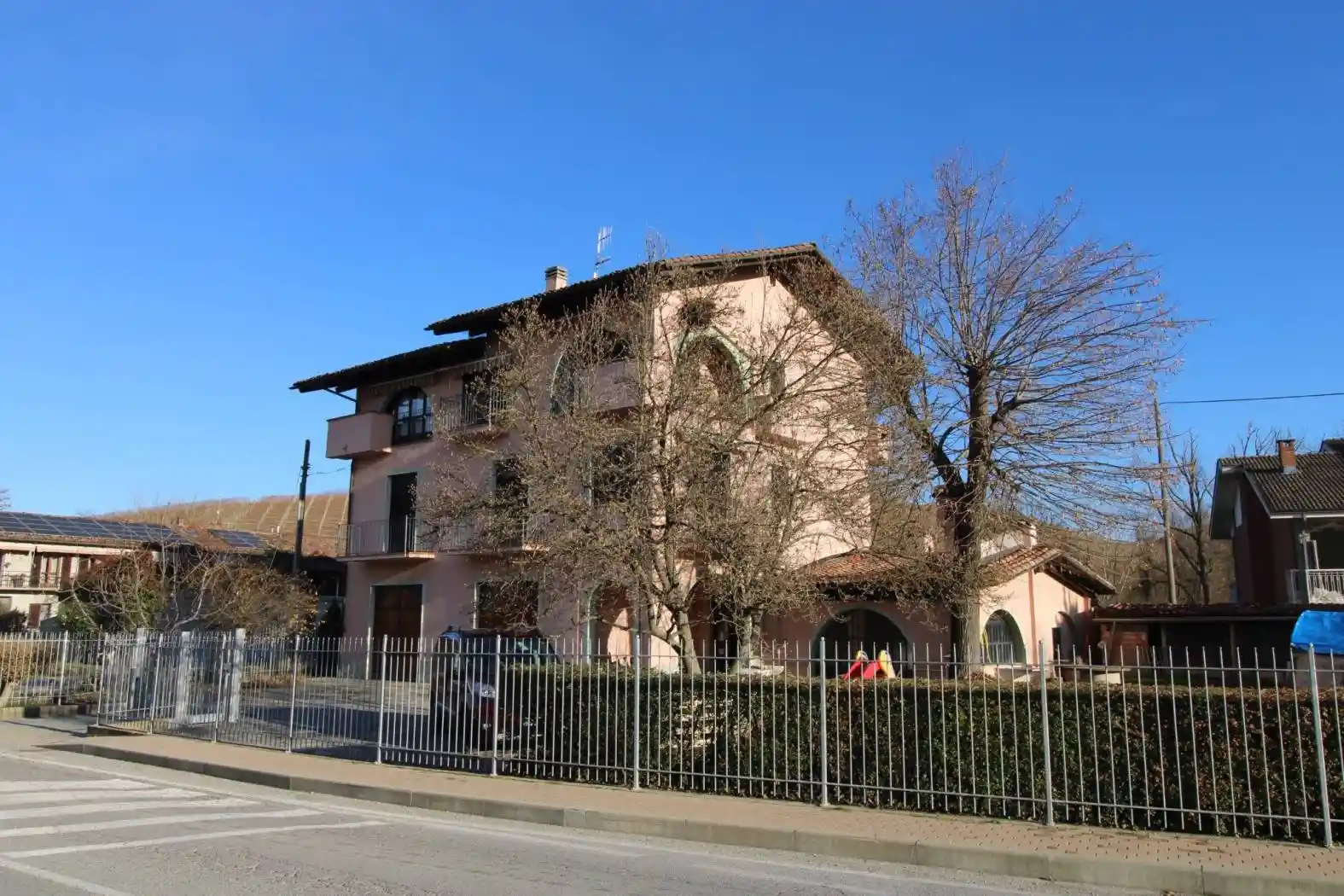 Appartamento via Alba Barolo 9, Garbelletto, Castiglione Falletto - foto 2