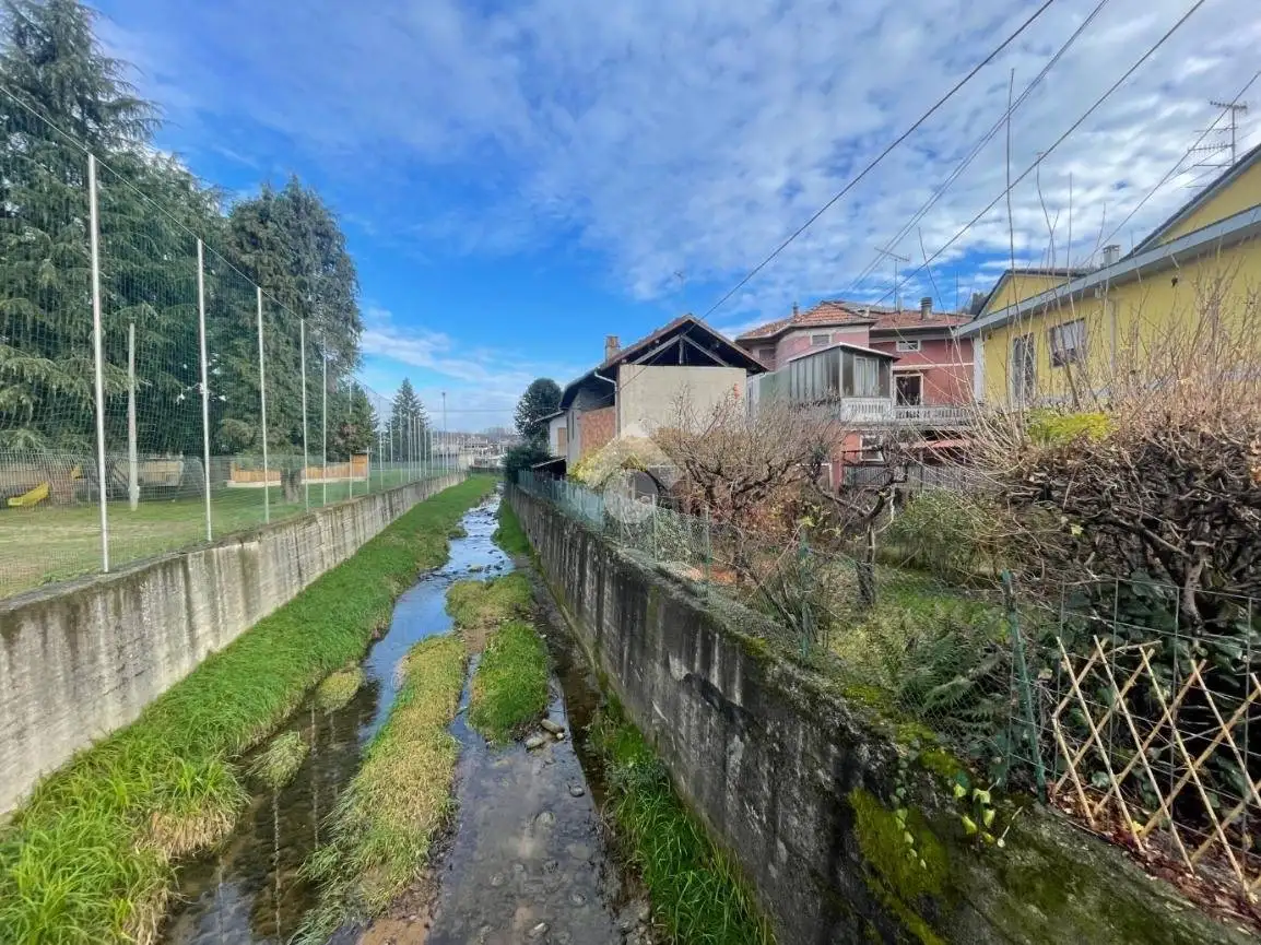 Casa indipendente in vendita a Prato Sesia