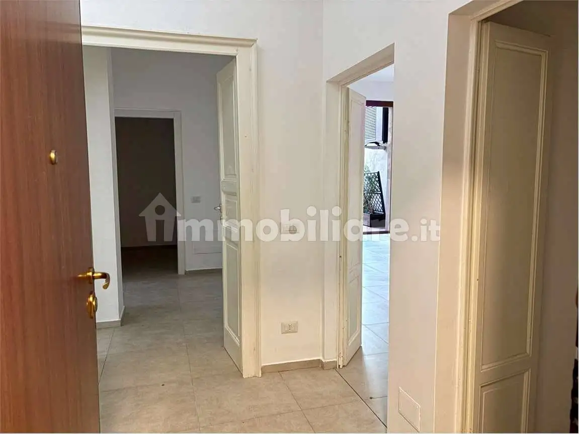 Trilocale via Gramsci, 6, Centro, Arona - foto 2