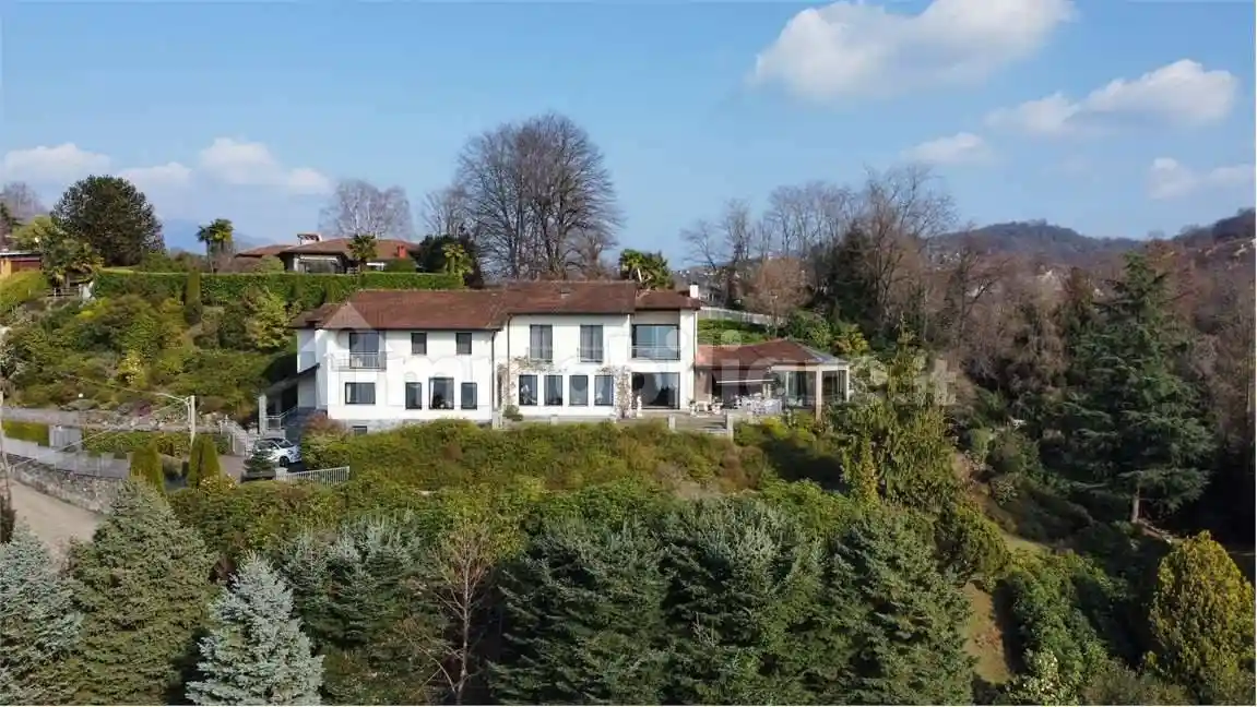 Villa in vendita a Brezzo di Bedero