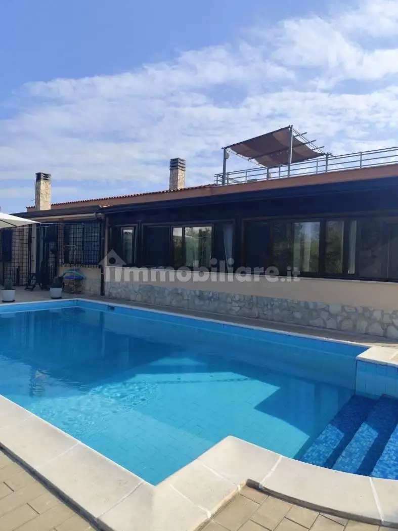 Villa in vendita a Latina