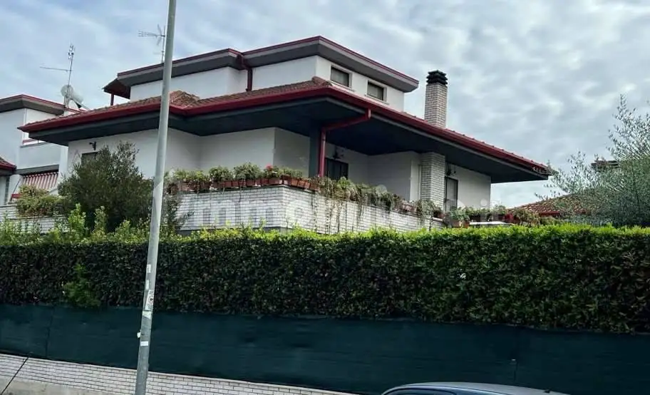 Villa in asta a Latina